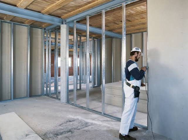 As divisórias de drywall  ou gesso acartonado é um sistema de construção a seco de paredes